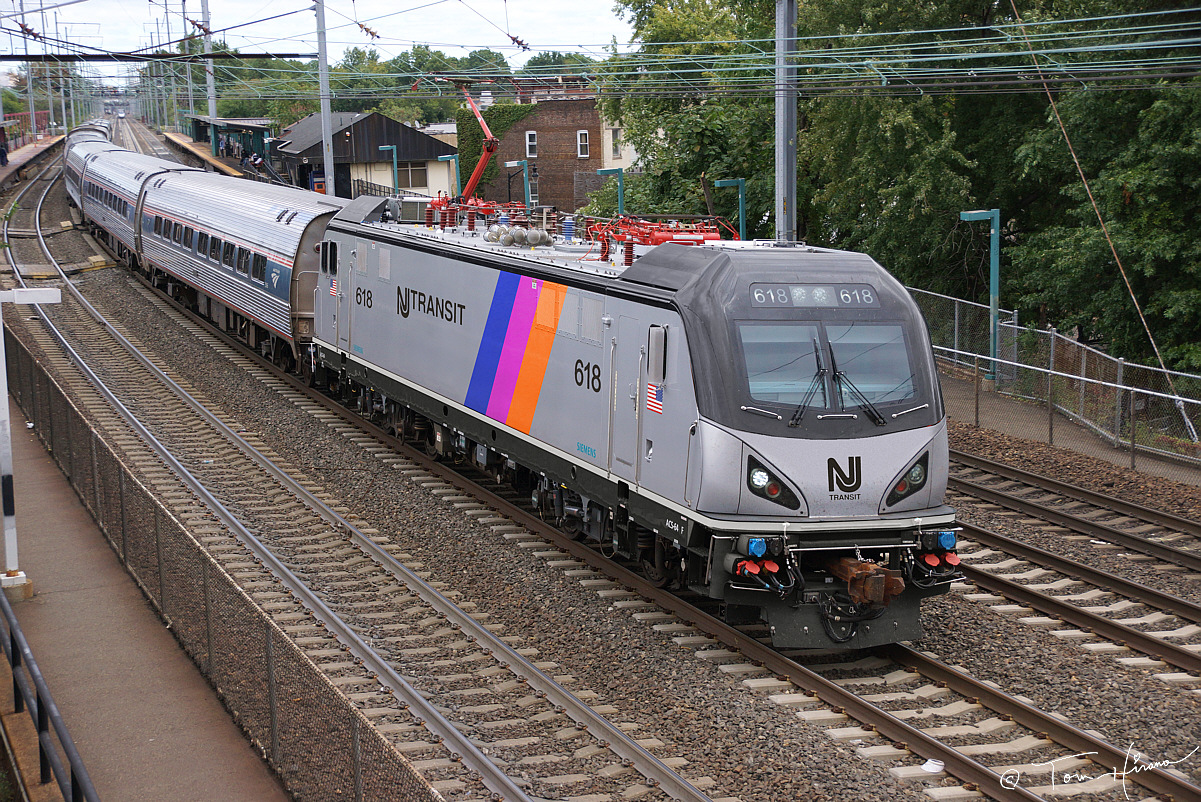 acs-64 in NJ Transit disco stripe