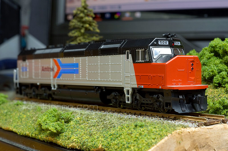 Kato EMD SDP40F in Amtrak Ph.I 